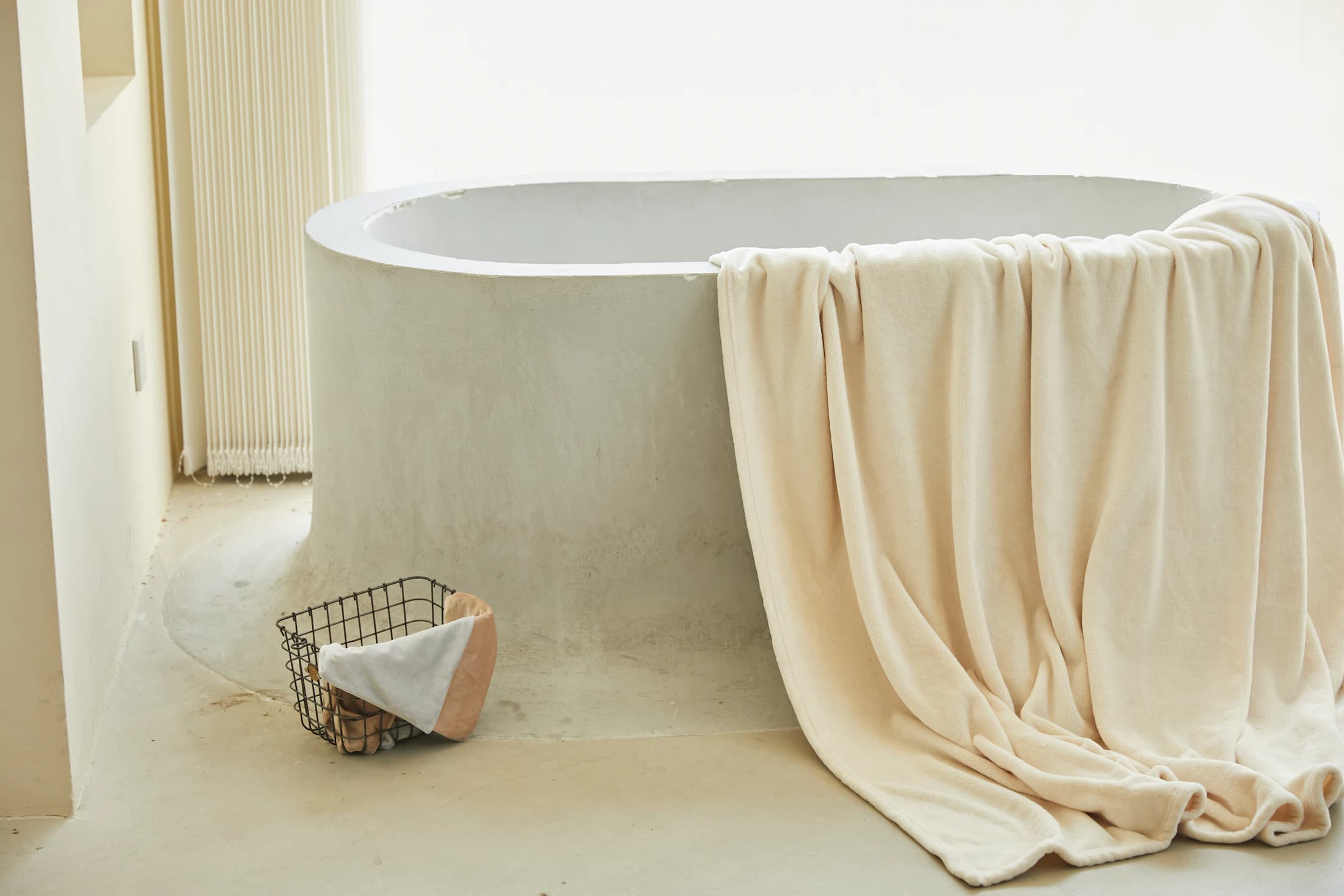 Bañera y piso en microcemento de tono cálido