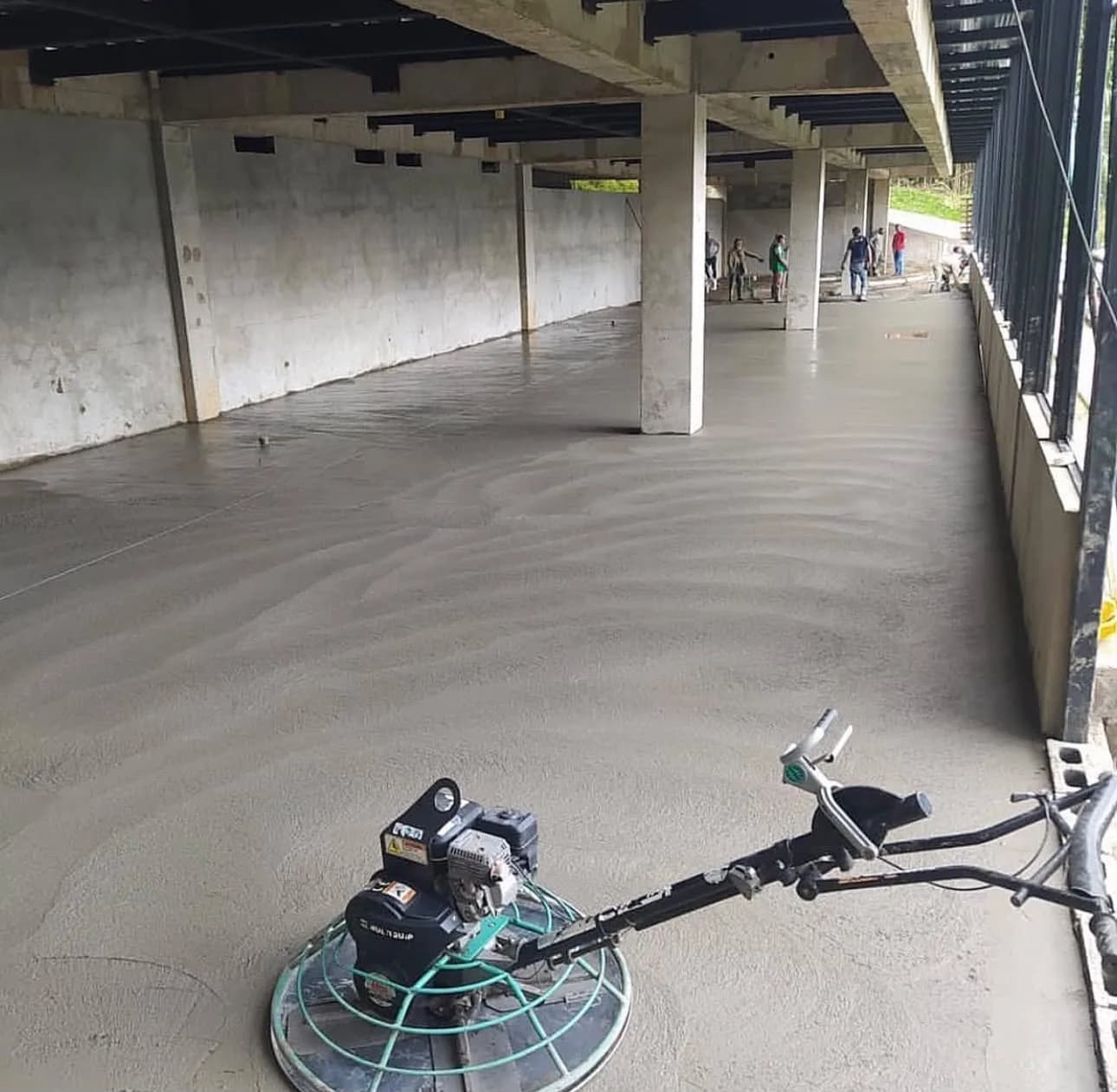 Concreto pulido: Placa de concreto allanada en obra, obra de PPB Ingeniería