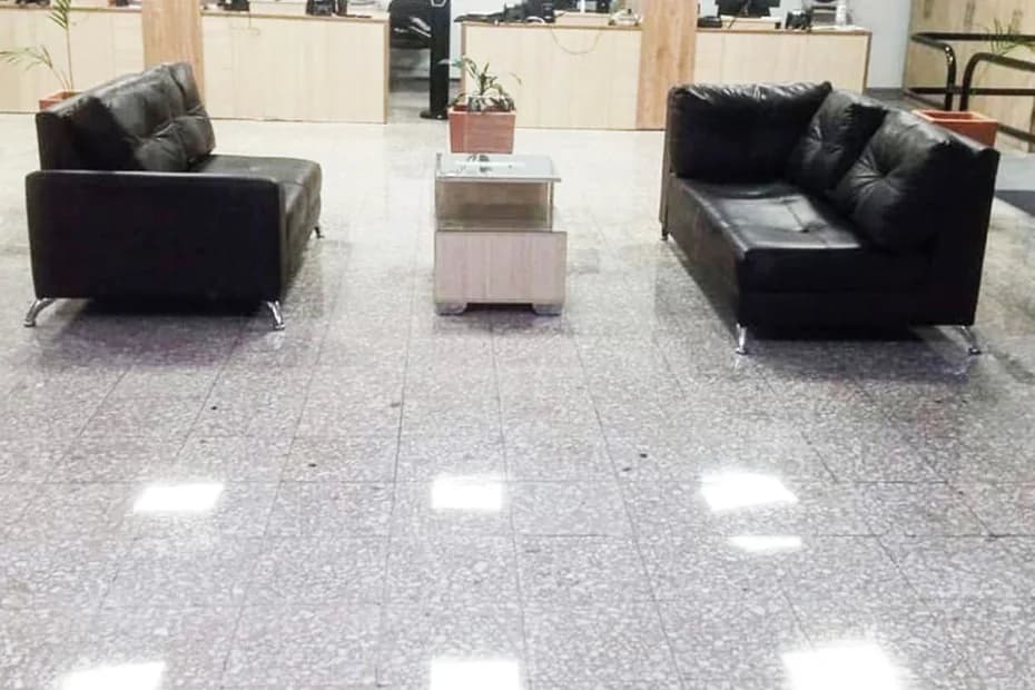 Piso de granito terminado por PPB Ingeniería: Sala en granito