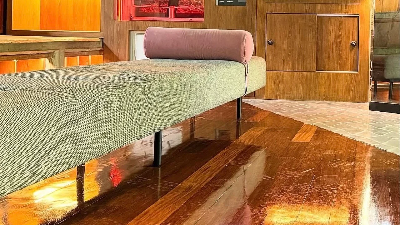 Piso de madera restaurado con brillo por PPB Ingeniería