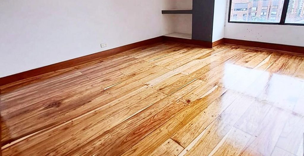 Madera reparación, brillada