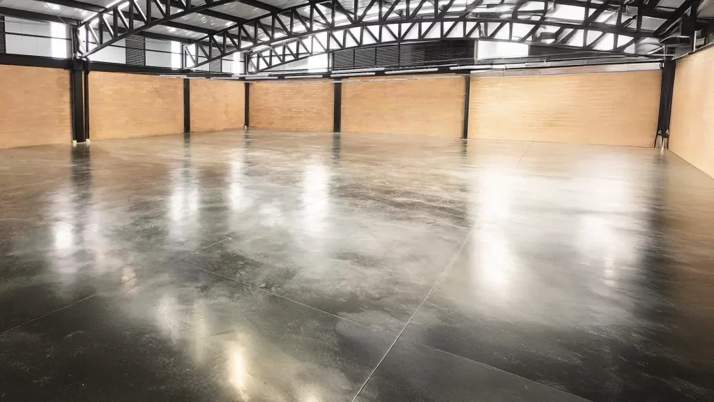 Restauración de piso desgastado en espacio interior