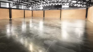 Restauración de piso desgastado en espacio interior